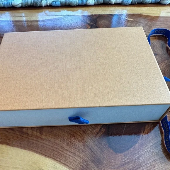 Louis Vuitton Tan Gift Box with Blue Branded Ribbon - Picture 3 of 4